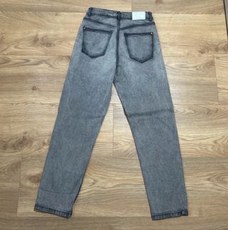Jeans mom fit grises cómodos