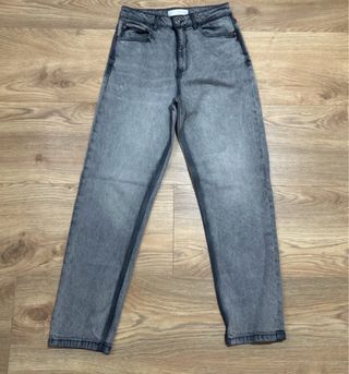 Jeans mom fit grises cómodos