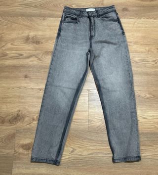 Jeans mom fit grises cómodos