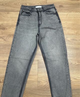 Jeans mom fit grises cómodos