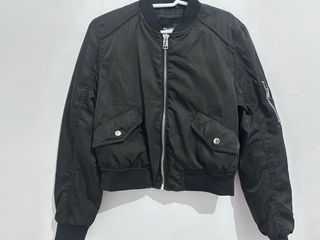 Chaqueta bomber Pull&Bear negra