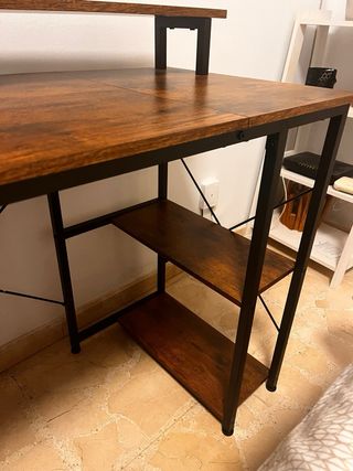 Escritorio de madera y metal