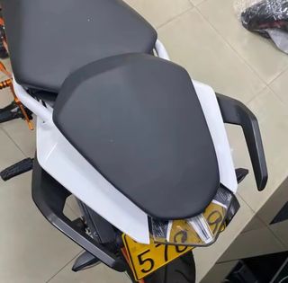 Empuñaduras traseras moto Duke sin estrenar