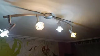 Lámpara de techo plateada y blanca