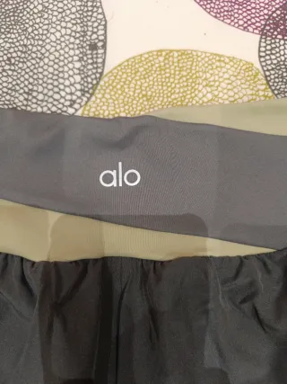 Alo Pantalón Corto Beige y Gris