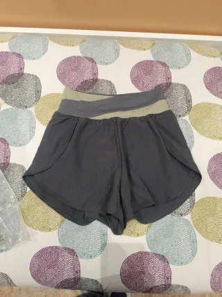 Alo Pantalón Corto Beige y Gris