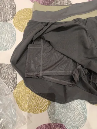 Alo Pantalón Corto Beige y Gris