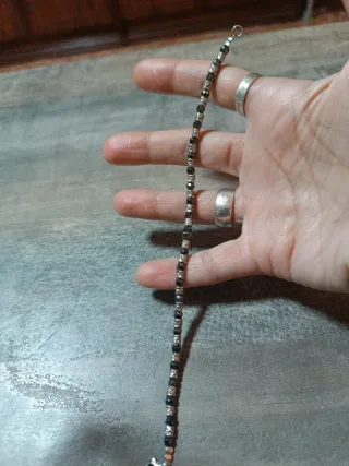 Pulsera  de plata hematites facetados con una cruz