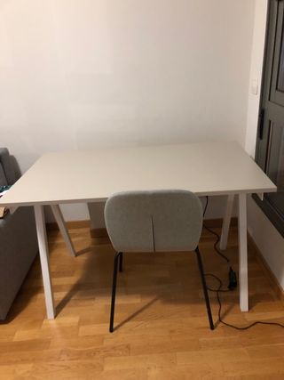 Mesa y silla de oficina