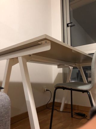 Mesa y silla de oficina