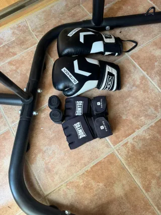 Saco de boxeo Outshock con guantes