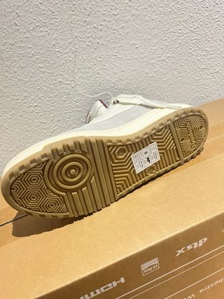 Zapatillas Reebok altas beige y blancas