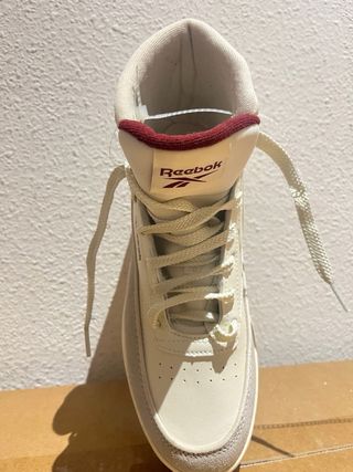 Zapatillas Reebok altas beige y blancas