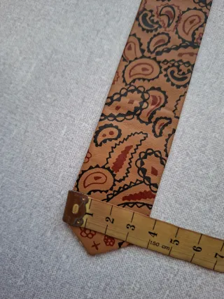 Corbata de cuero con estampado cachemil