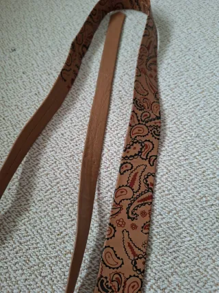 Corbata de cuero con estampado cachemil