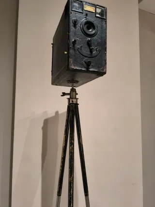 Cámara Photo-Opera antigua con trípode original