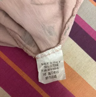 Camiseta rosa con estrellas grises