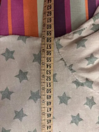 Camiseta rosa con estrellas grises