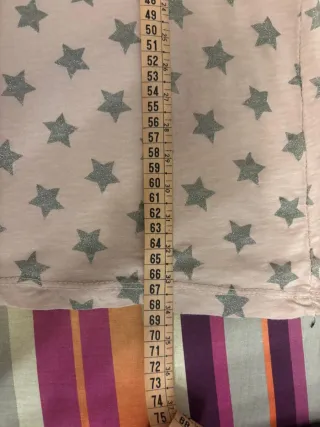 Camiseta rosa con estrellas grises