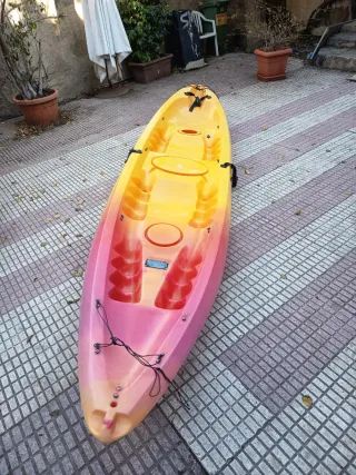 Kayak naranja y rojo