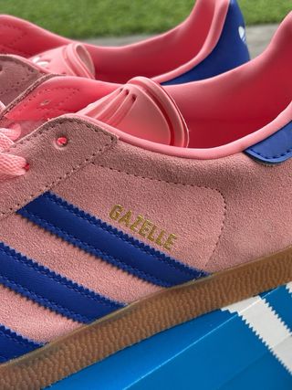 Adidas Gazelle rosas y azules