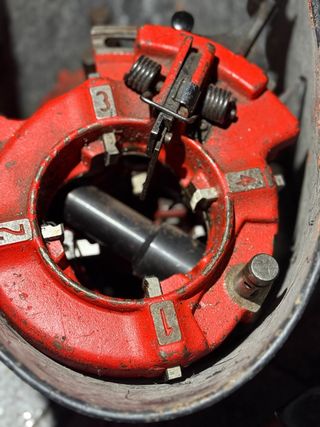 Herramienta de corte de roscas