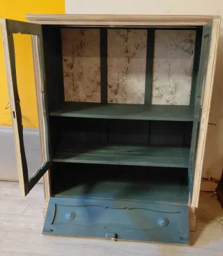 Vitrina de madera y cristal beige