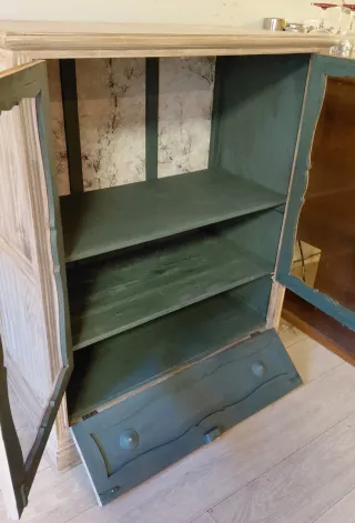 Vitrina de madera y cristal beige