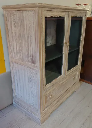 Vitrina de madera y cristal beige