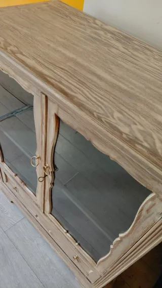 Vitrina de madera y cristal beige