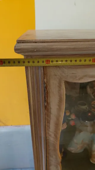 Vitrina de madera y cristal beige
