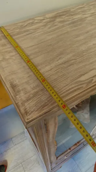 Vitrina de madera y cristal beige