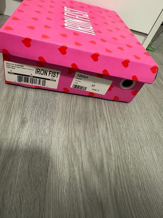 Zapatos tacón murciélago Iron Fist negros