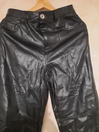 Pantalón efecto piel negro