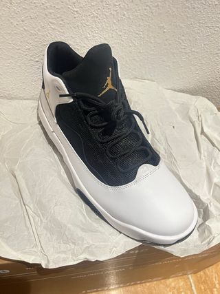 Zapatillas Jordan Negras y Blancas Nuevas