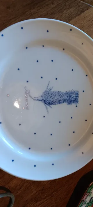 Juego de 7 platos de porcelana. Todos