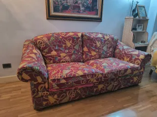 Sofá de tela multicolor, clásico