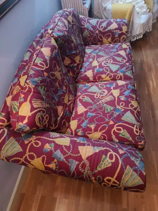 Sofá de tela multicolor, clásico
