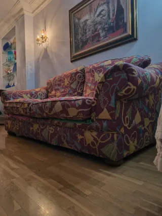 Sofá de tela multicolor, clásico