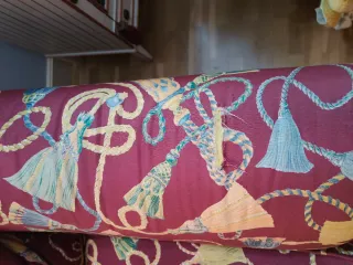 Sofá de tela multicolor, clásico