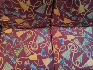 Sofá de tela multicolor, clásico