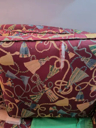 Sofá de tela multicolor, clásico