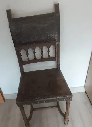 Silla antigua de madera y cuero