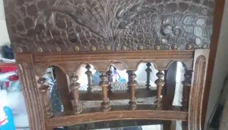 Silla antigua de madera y cuero