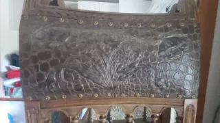 Silla antigua de madera y cuero