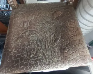 Silla antigua de madera y cuero