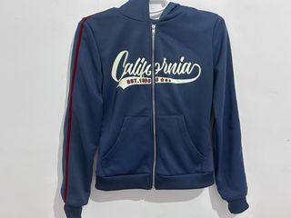 Chaqueta con cremallera y capucha azul
