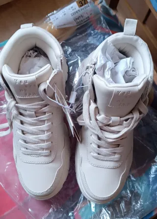 Zapatillas Zara beige.