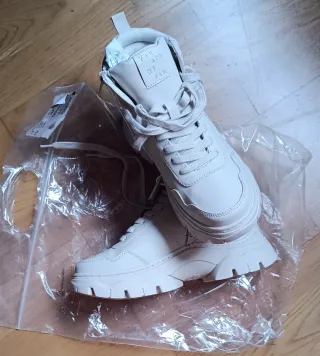 Zapatillas Zara beige.