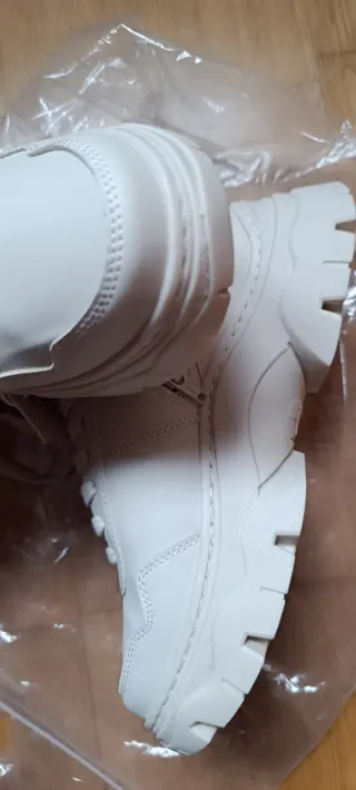 Zapatillas Zara beige.